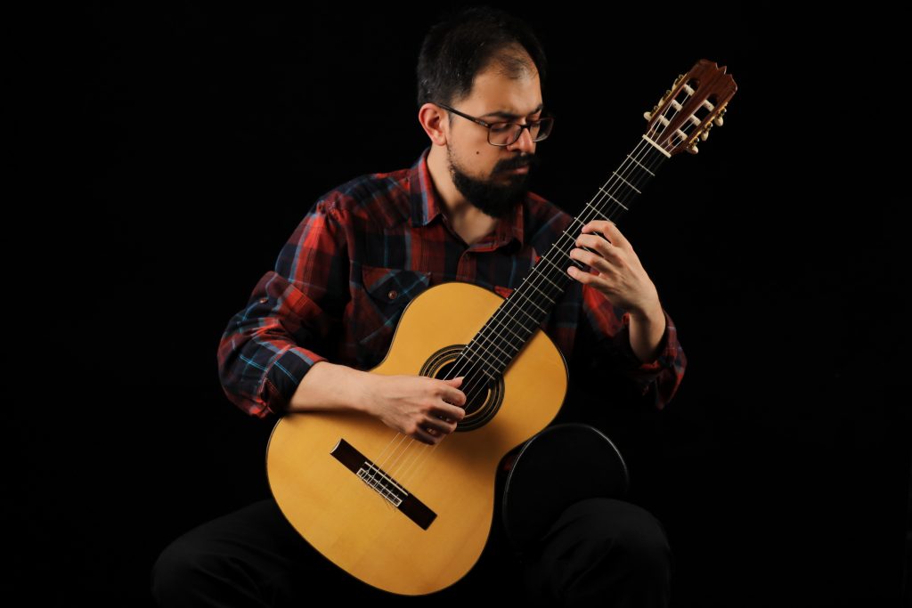 بابک ولی‌پور، نوازنده و مدرس گیتار کلاسیک